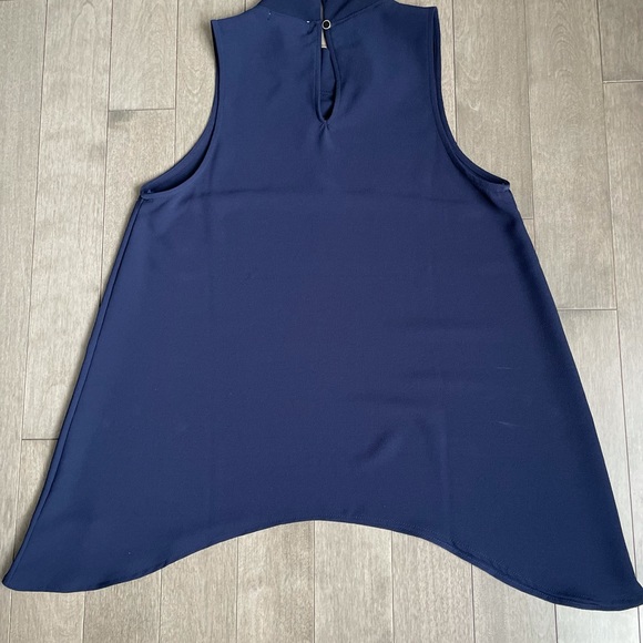 Monteau Sz M sleeveless blouse. Like new - Picture 2 of 6
